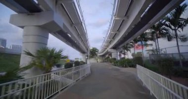 4k hareket video Museum Park Metromover İstasyonu Miami Florida 60p