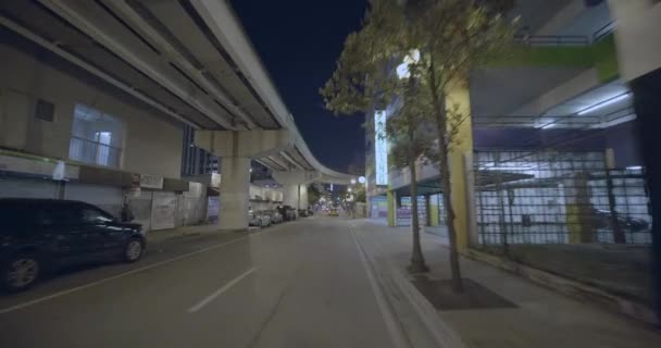 Centro Miami Imágenes Movimiento Nocturno Con Carril Tranvía Por Encima — Vídeo de stock