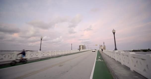 Venedik Causeway Miami Florida 60P Üzerinde Bisiklet — Stok video