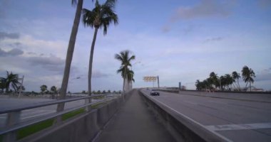 Şehir merkezinden Miami Limanı'na köprü yaya geçidi 4k 60p