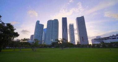 Highrise binalar ve Miami günbatımı hareket görüntüleri