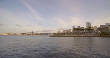 Miami stok video Şehir 4k 60p üzerinde American Airlines Arena gün batımı Biscayne Bay panning