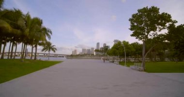 Bisiklet Museum Park Downtown Miami fpv hareket video 4k 60p sürme