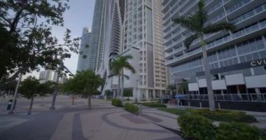 Highrise Miami mimarisi gimbal stabilize video 4k 60p