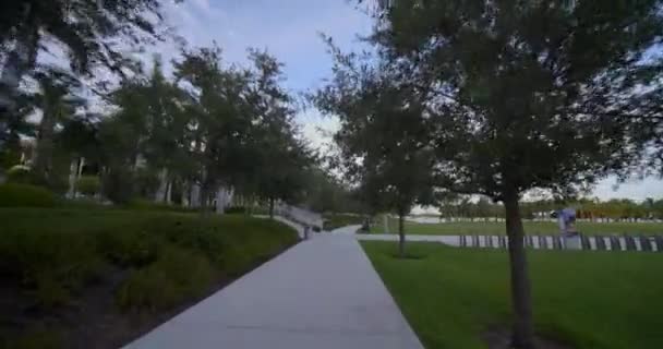 Ποδηλασία Στο Μουσείο Πάρκου Στο Κέντρο Του Μαϊάμι 60P — Αρχείο Βίντεο