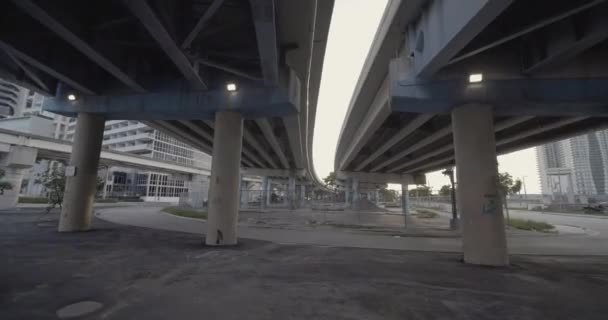 Sob Ponte Movimento Gimbal Estabilizado Vídeo Filmagem 60P — Vídeo de Stock