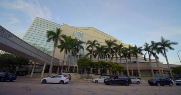 Adrienne Arsht Center Carnaval Arts Bridge Miami Movimento Imagens Gimbal — Vídeo de Stock