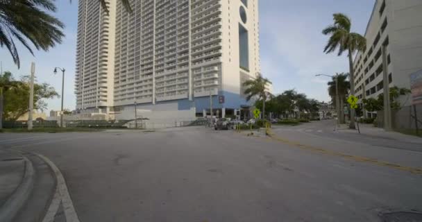 Grand Doubletree Edgewater Miami Tilt Upp Skott 60P — Stockvideo