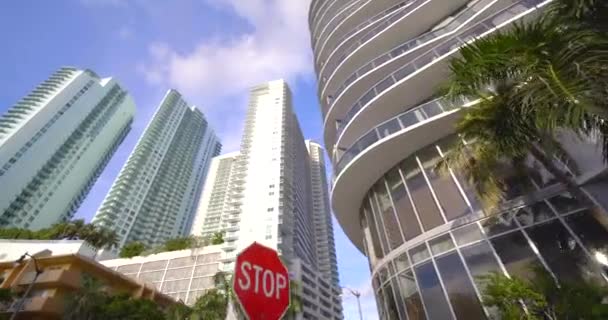 Lage Hoek Opwaarts Zicht Van Wolkenkrabbers Edgewater Downtown Miami — Stockvideo