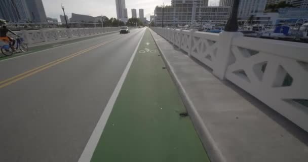 Kameran Vänd Nedåt Mot Bike Lane Venetian Causeway Miami 60P — Stockvideo