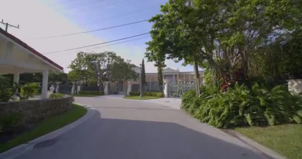 Luxury Miami Mansion Security Gates 60P Motion Video — Stock Video