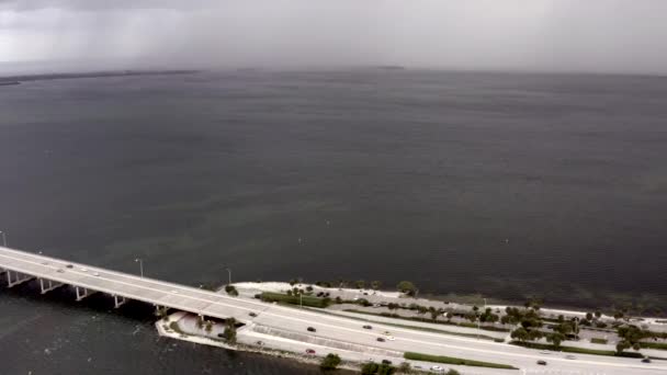 Antenne Gerichte Causeway Kantelbaar Omhoog Onthullen Naderen Orkaan Storm — Stockvideo