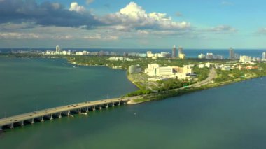 Biscayne Körfezi 'ndeki Havacılık Miami Sahil Hastanesi ve su üzerindeki geçit köprüsü.