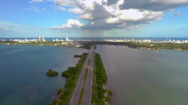  Miami Sahili Biscayne Körfezi 'ne giden hava ileri hareket video köprüsü.