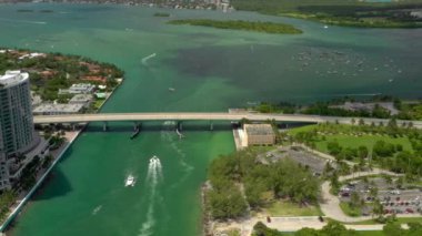 Miami Sahili 'nde teknelerle çekilen hava sahili.