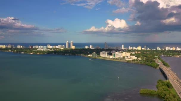Voando Lentamente Para Trás Longe Miami Beach Sobre Biscayne Bay — Vídeo de Stock