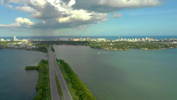 Luchtfoto Drone Video Julia Tuttle Causeway Biscayne Bay Naar Miami — Stockvideo