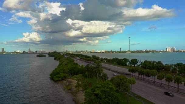 Luchtfoto Julia Tuttle Causeway Weg Naar Miami Beach Biscayne Bay — Stockvideo