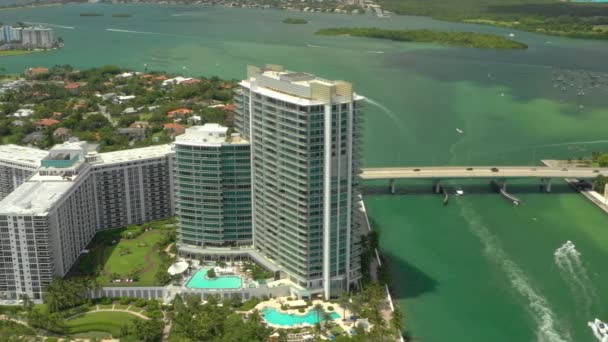 Воздушное Видео Bal Harbour Bridege Inlet Weekend Boating — стоковое видео