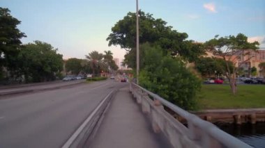 Özel bir kapıdan giren araçlar Hallandale Fl adaları.