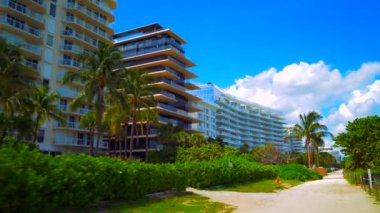 Miami Sahili yaz sahnesi Sahildeki apartmanlar 4K