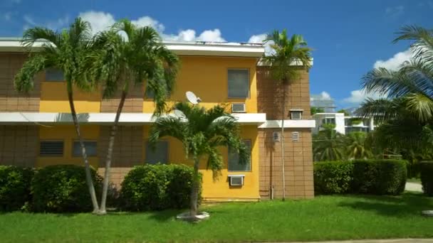 Klasik Miami Plajı Evleri Palmiye Ağaçları Ile — Stok video