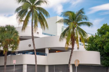 Miami deco mimarisi palmiye ağaçları rüzgarda sallanan ile