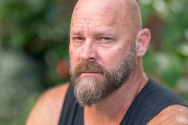 Kameraya bakan yakışıklı bir adamın fotoğrafı. Adam kel ile