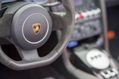 Görüntü Lamborghini direksiyon simidi ve iç detayları bulanık 