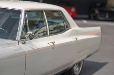 Yan aynaya otomobil detayı odaklanın