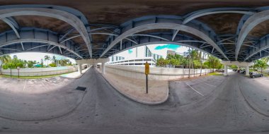 Bir köprü otopark küresel equirectangula altında 360 vr fotoğraf