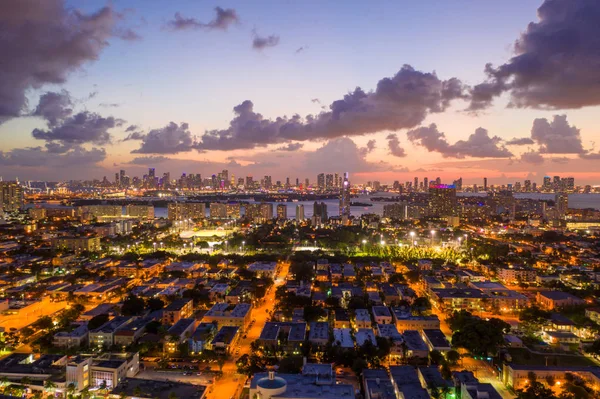 Lotnicza Panorama Miami Beach Zmierzch purpurowy niebo — Zdjęcie stockowe