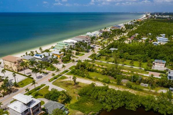 Foto aérea casas de alquiler de vacaciones de lujo Barefoot Beach FL — Foto de Stock