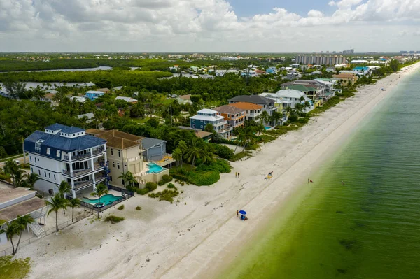 Casas en la playa foto aérea — Foto de Stock
