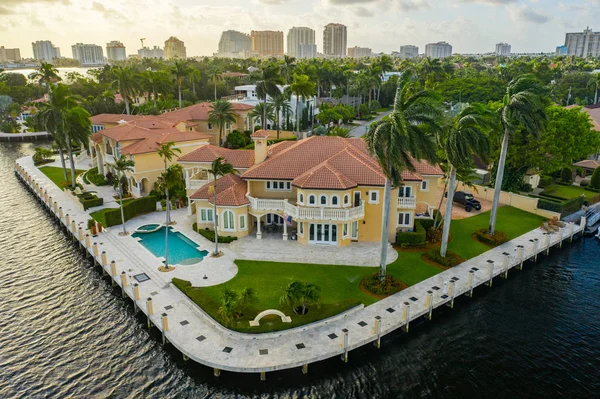 Богатый особняк на воде Fort Lauderdale FL — стоковое фото