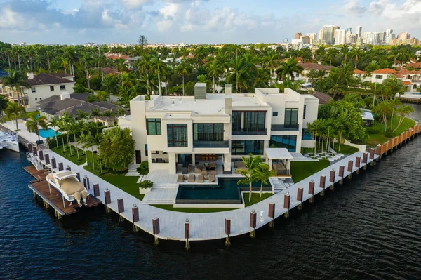 Современный роскошный особняк Fort Lauderdale FL — стоковое фото