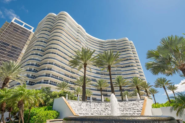 Majestic Towers Condo Bal Harbour Florida with fountain and palm — Stock Photo, Image