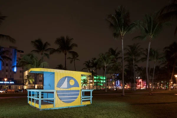 Miami Beach tour de sauveteur sur Ocean Drive tourné la nuit avec st — Photo