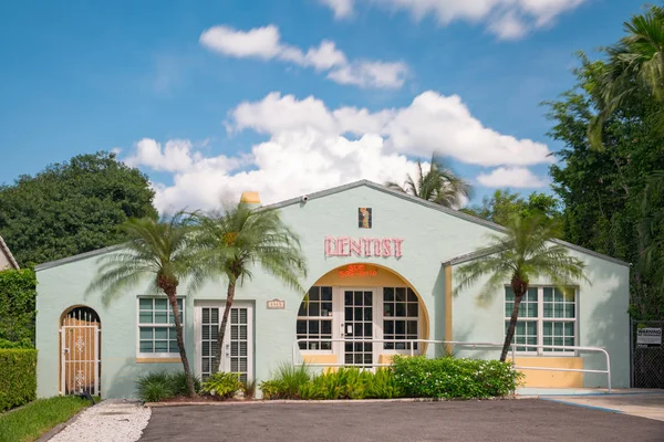Art deco building dentist office Miami Beach Florida — Stock Photo, Image