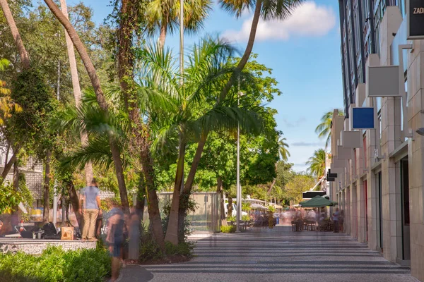 Miami Beach Lincoln Road. Lunga esposizione e loghi rimossi — Foto Stock