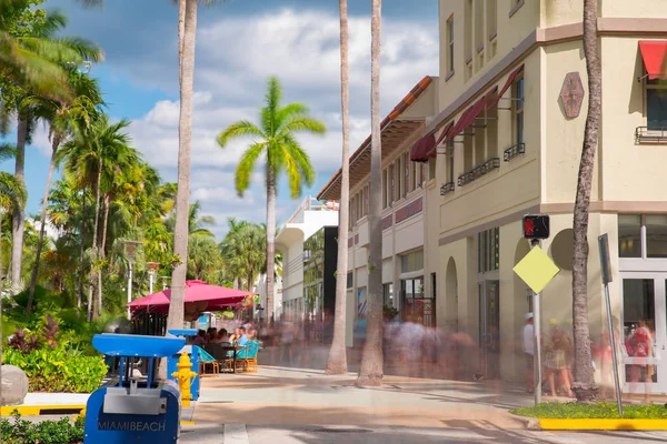 A turisták a Lincoln Road Miami Beach Florida nyári utazási rendeltetési — Stock Fotó