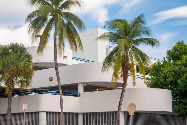 Miami Deco-arkitektur med palmer vajande i vinden — Stockfoto