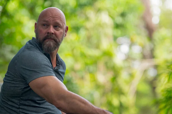 Man sitting and looking over shoulder. Copy space on the right o — Stock Photo, Image