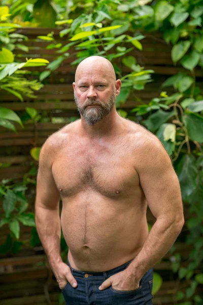 Hombre sin camisa posando con las manos en los bolsillos. De pie al aire libre —  Fotos de Stock