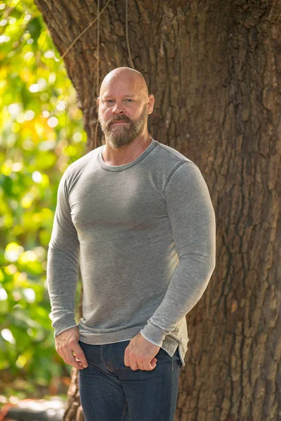 Фото зрелой модели мужчины, позирующей в рубашке с длинным рукавом — стоковое фото