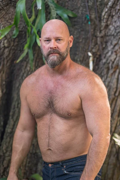Atrakcyjny dojrzały człowiek bez koszulki pozowanie na zewnątrz — Zdjęcie stockowe