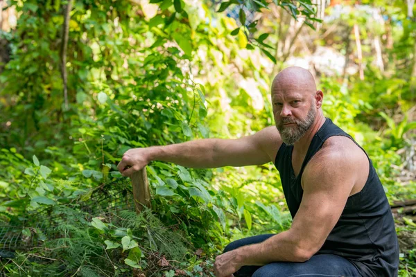 Foto de un granjero en el jardín — Foto de Stock