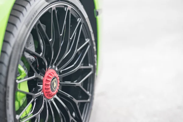 Lamborghini lug Tire velg op sportwagen — Stockfoto