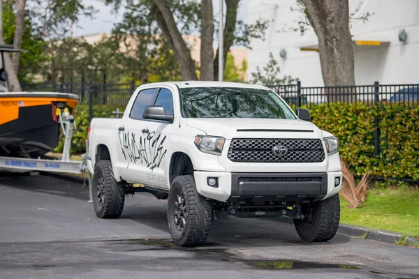 Image of a modified Toyota Tundra for off road trail and towing — Stock Photo, Image