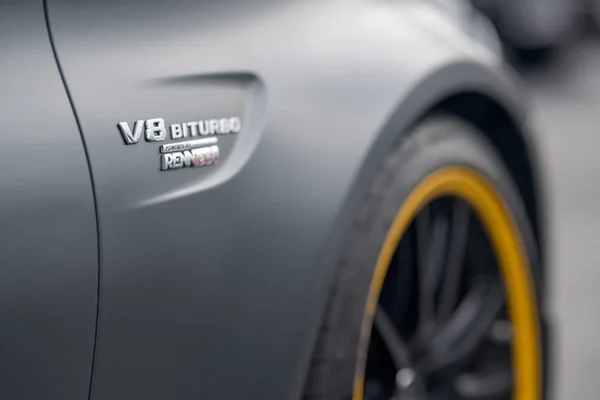 梅赛德斯 v8 双涡轮增压伦泰克汽车标志 — 图库照片